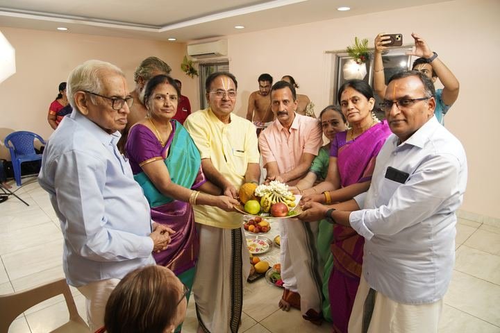 Families exchanging a tray of fruit during the ceremony